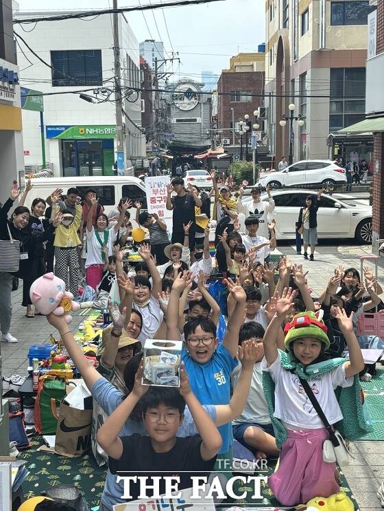 부산 중구 학부모들로 구성된 ‘중구맘의 힘’은 2일 오전 중구에 있는 보수동 책방골목 문화관 앞에서 '2024 MOM&KIDS 벼룩시장'을 열었다./중구맘의 힘.