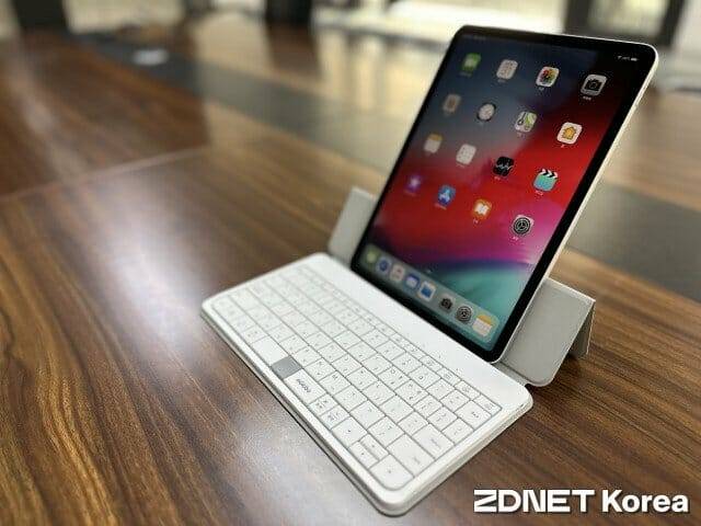 아이패드를 세로 방향으로 거치할 수도 있다.