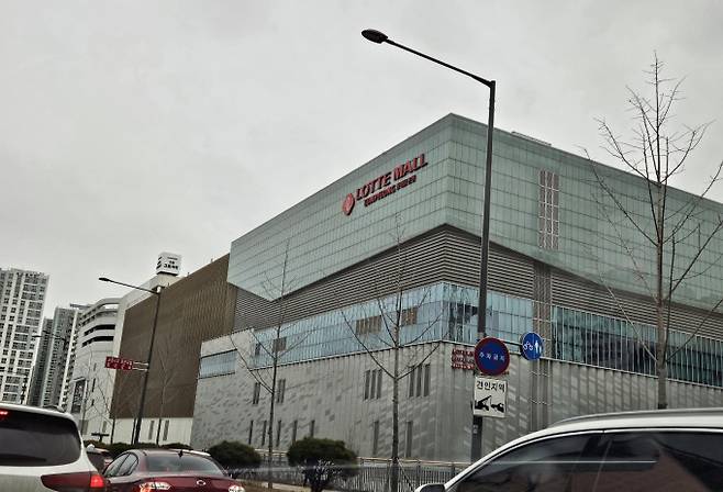 대형마트가 6월 첫째 주 일요일인 오늘(2일) 대부분 정상 영업일이다. 하지만 국내 대형마트는 유통산업발전법에 따라 매월 둘째·넷째 일요일 의무휴무일로 지정, 문을 닫는다. 6월 주요 대형마트 의무휴무일은 2주, 4주차 일요일인 9일과 23일이다. 다만 기초지자체 재량에 따라 지역별로 다른 곳도 있다.&nbsp; 대형마트 휴무일? 이마트·롯데마트·홈플러스‧코스트코 등 마트 휴일, 쉬는날 ©bnt뉴스