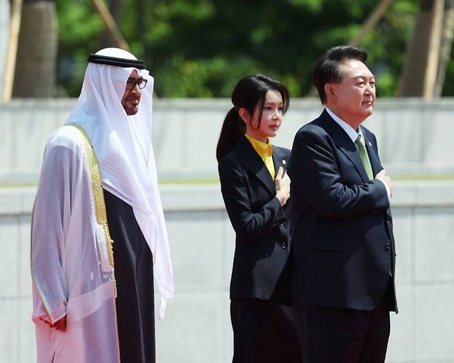 윤석열 대통령과 부인 김건희 여사가 29일 서울 용산 대통령실 청사 앞에서 열린 무함마드 빈 자예드 알 나흐얀 아랍에미리트연합국(UAE) 대통령 국빈 방한 공식 환영식에서 국기에 경례하고 있다. (대통령실사진기자단) ⓒ뉴시스