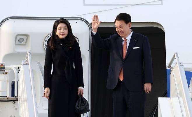 네덜란드 국빈 방문 일정을 마치고 귀국하는 윤석열 대통령과 부인 김건희 여사가 지난해 12월 14일(현지시간) 암스테르담 스키폴공항에 도착해 공군 1호기 탑승에 앞서 인사하고 있다. ⓒ뉴시스