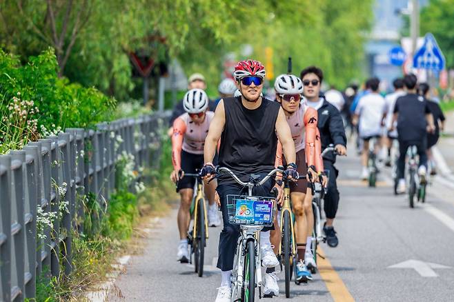 제1회 쉬엄쉬엄 한강 3종 축제’ 첫날인 1일 서울 광진구 뚝섬한강공원을 찾은 오세훈 서울시장이 두 번째 종목인 자전거 20km에서 시민들과 함께 따릉이를 타고 한강변을 달리고 있다. 서울시 제공