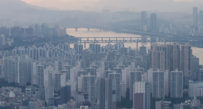 사진은 지난달 30일 서울 상공에서 바라본 서울 시내 아파트. 사진상 보이는 다리 아래쪽이 강남구와 송파구 일대. 뉴시스