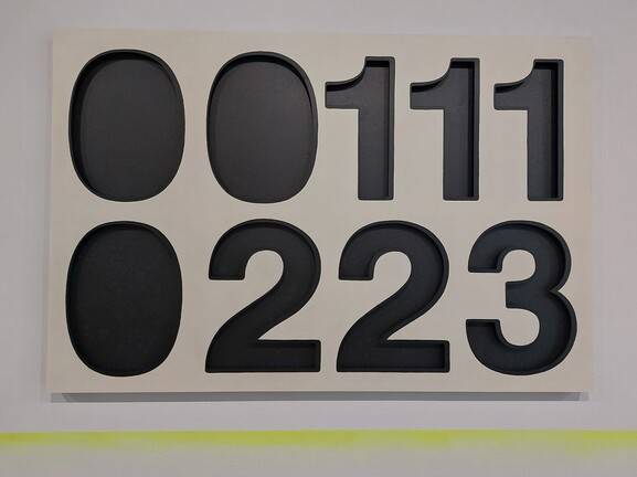 나무판 위에 아크릴 물감으로 숫자를 표시한 김영나 작가의 신작 ‘001110223’(2024).
