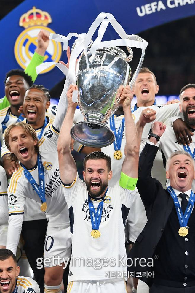 나초와 레알 선수단이 2일 웸블리 스타디움에서 열린 2023~24 UCL 결승전에서 도르트문트를 2-0으로 제압하며 우승을 차지한 뒤 빅 이어를 들어 올리고 있다. 사진=게티이미지