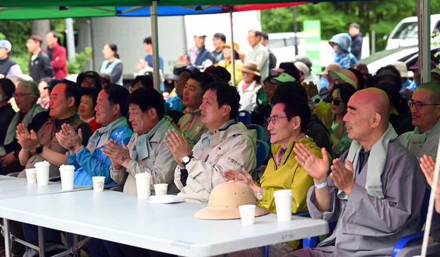 ▲대한불교조계종 제4교구 본사 월정사와 강원도민일보, 법보신문이 공동 주최한 ‘제19회 오대산 천년 숲 선재길 걷기’ 행사가 지난 1일 평창 월정사 일원에서 퇴우 정념 월정사 주지스님, 김중석 강원도민일보 회장, 이재형 법보신문 대표, 심현정 평창군의장, 최종수 도의원, 김광성 평창군의원, 남성렬 오대산국립공원사무소장, 월정사 생명문화원장 현기스님, 배우 황범식·김청, 조정래 소설가·김초혜 시인과  신도 등 1000여명이 참석한 가운데 열렸다. 참석자들이 전나무 숲길을 걷고 있다.서영