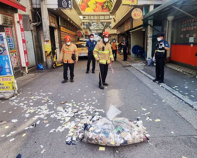 2일 오전 경기도 안양시 만안구의 한 시장에 북한의 대남 오물풍선 잔해가 흩어져 있다. [사진 출처 = 경기도소방재난본부, 연합뉴스]