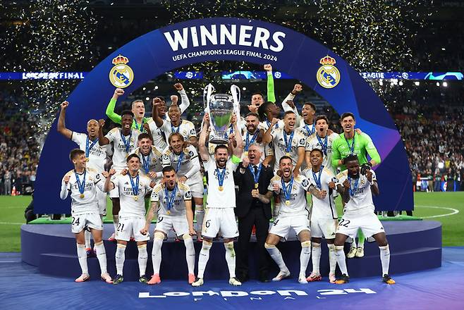 2일  유럽축구연맹(UEFA) 챔피언스리그(UCL) 결승에서 도르드문트를 제압하고 우승을 차지한 레알 마드리드 선수들이 기뻐하고 있다. 로이터 연합뉴스