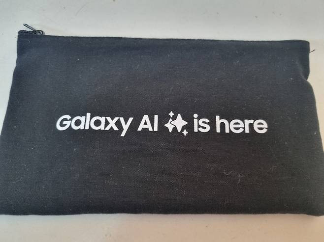 인천국제공항에서 대여받은 갤럭시S24가 검정색 파우치에 담긴 모습. [사진 = 방영덕 기자]