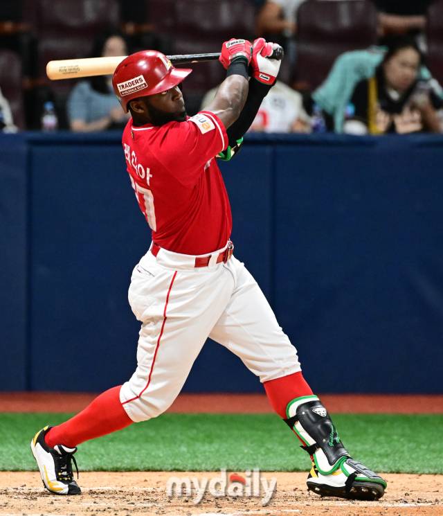 2024년 5월 17일 서울 고척스카이돔에서 '2024 신한 SOL Bank KBO리그' SSG 랜더스와 키움 히어로즈의 경기가 열렸다. SSG 에레디아가 3회초 1사 1.3루서 우익수 플라이를 치며 동점을 만들고 있다./마이데일리