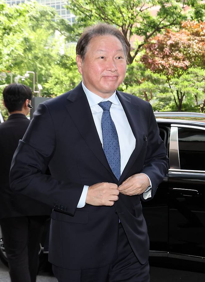 최태원 SK 회장이 5월 28일 서울 중구 한 호텔에서 열린 빈 자이드 알 나하얀 아랍에미리트(UAE) 대통령과의 간담회에 참석하는 모습 [연합]