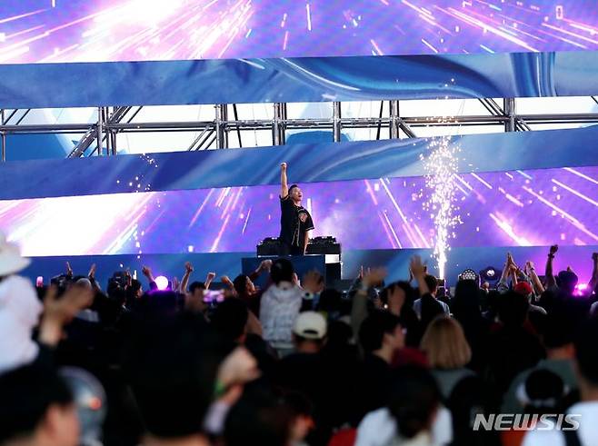 [화성=뉴시스] 박명수의 EDM NIGTHT 공연. 1일 밤 축제 분위기를 한껏 끌어오리며 서해바다를 들썩이게 했다.(사진=화성시 제공)2024.06.02.photo@newsis.com