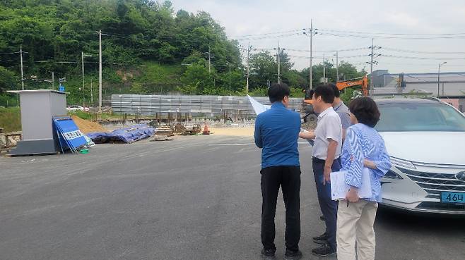 류효종 기획조정실장히 가포 시내버스 공영차고지 조성사업에 대한 현장점검을 벌이고 있다. 창원시 제공