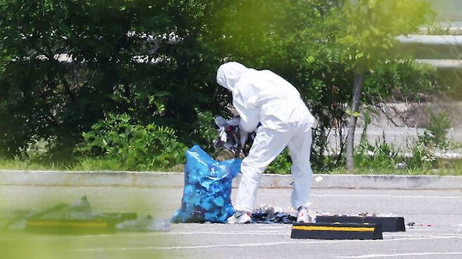 2일 경기도 시흥시 한 쇼핑몰 주차장에서 관계자가 북한이 살포한 것으로 추정되는 오물 풍선 잔해를 수거하고 있다.