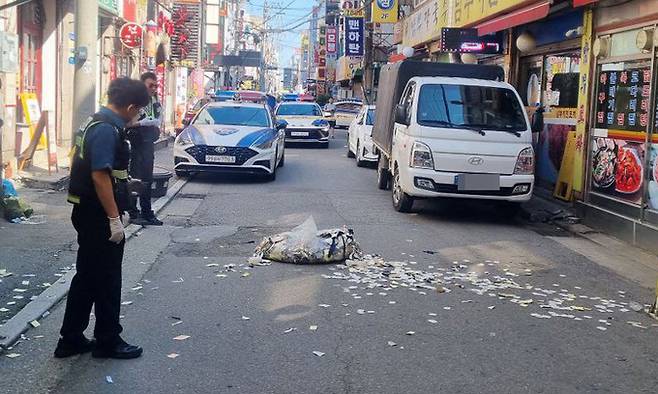 2일 경기도 안양시 만안구의 한 시장에 북한의 대남 오물풍선 잔해가 흩어져 있다. 경기도소방재난본부 제공