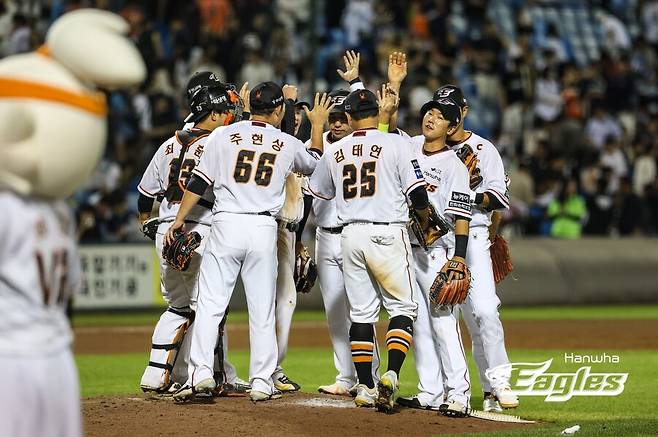 ▲ 한화 선수들이 하이파이브를 나누고 있다. ⓒ한화 이글스