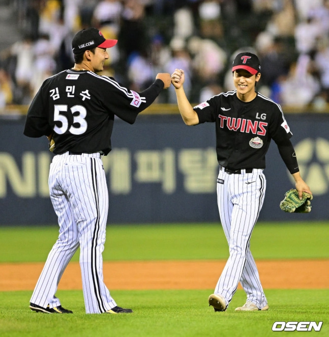 LG 김민수(왼쪽)가 1일 잠실 두산전에서 승리 후 구본혁과 함께 기뻐하고 있다.