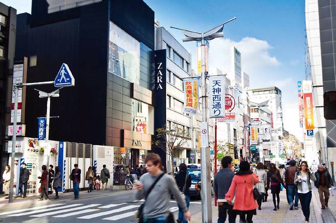 아기자기한 상점이 즐비한 다이묘 거리. [후쿠오카 관광청 제공]