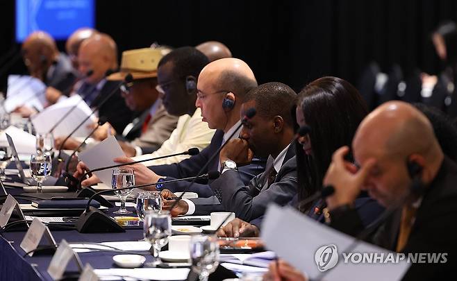 한·아프리카 정상회의 고위관리회의 참석한 각국 고위 관료들 (서울=연합뉴스) 김도훈 기자 = 한·아프리카 정상회의를 한 달여여 앞둔 29일 오전 서울 중구 롯데호텔에서 열린 한-아프리카 정상회의 고위관리회의에서 참석자들이 한국측 수석대표인 정병원 외교부 차관보의 발언을 듣고 있다. 2024.4.29 superdoo82@yna.co.kr