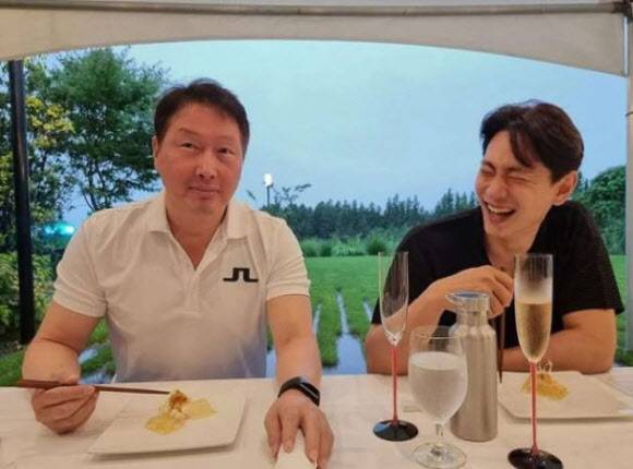 최태원 SK 그룹 회장(왼쪽)과 배우 유태오. (사진=최 회장 인스타그램)