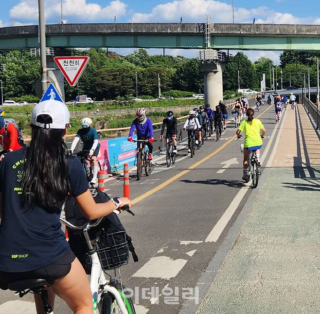 서울시 ‘쉬엄쉬엄 한강 3종 축제’에 참여한 시민들이 자전거를 타고 있다.(사진=함지현 기자)