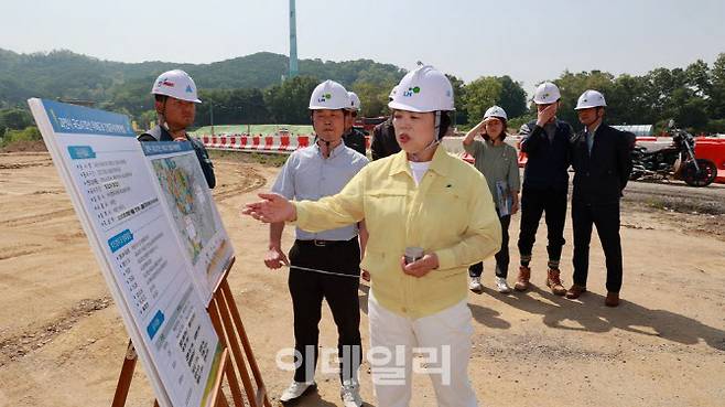 지난해 5월 신계용 과천시장이 국도47호선 우회도로 건설현장을 찾아 공사 진행상황을 직접 점검하고 있다.(사진=과천시)