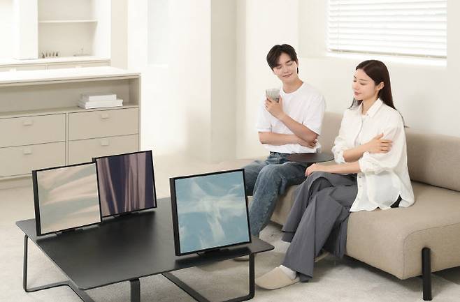 삼성전자 모델이 ‘뮤직 프레임 X 지용킴’ 스페셜 에디션과 함께 음악을 감상하고 있다. (사진=삼성전자)