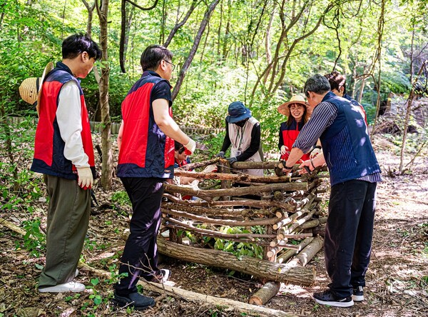 네오위즈홀딩스 및 네오위즈 임직원들이 성남시 분당구 야탑동에 위치한 맹산반딧불이생태원에서 비오톱 조성 활동에 참여했다.