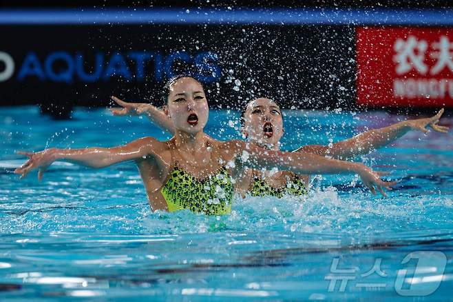 연기하는 아티스틱스위밍대표팀 이리영-허윤서. ⓒ AFP=뉴스1