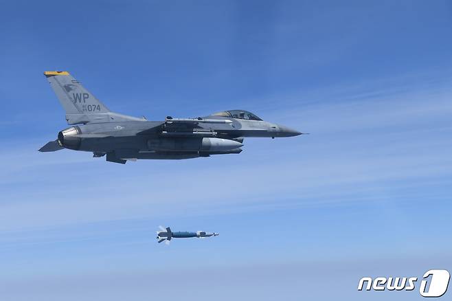 미 공군 F-16가 19일 강원도 필승사격장 열린 한미 연합 실사격훈련에서 지상 표적을 향해 GBU-12 공대지미사일을 발사하고 있다. (공군 제공) 2024.4.19/뉴스1