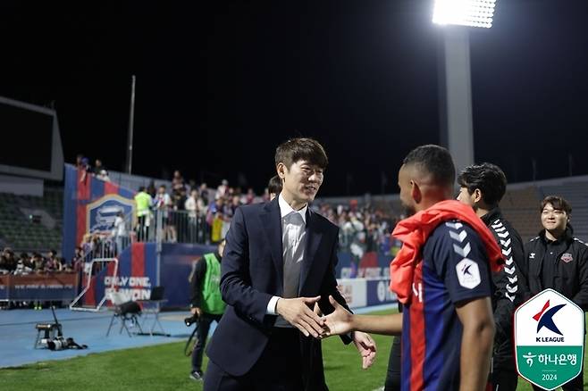 김은중(왼쪽) 감독과 안데르손. 제공 | 한국프로축구연맹