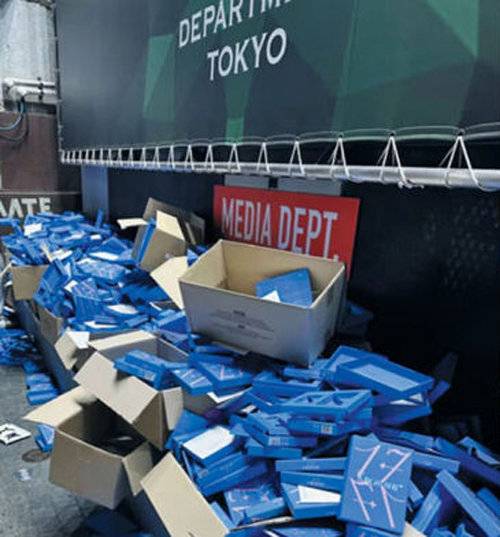 일본 도쿄 시부야 길거리에 버려져 있는 세븐틴의 앨범. 사진 | X