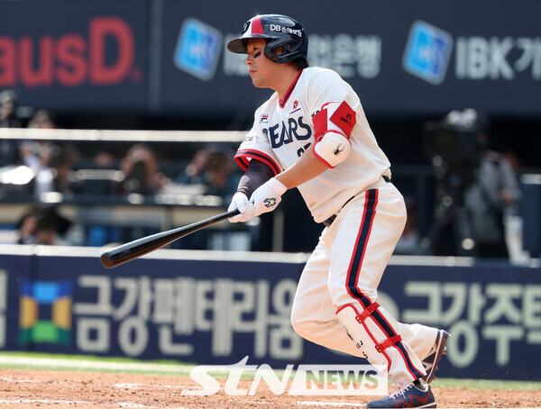 2일 오후 서울 송파구 잠실야구장에서 열린 2024 프로야구 LG 트윈스와 두산 베어스의 경기, 8회말 1사 1루에서 두산 양의지가 안타를 날리고 있다. 사진┃뉴시스