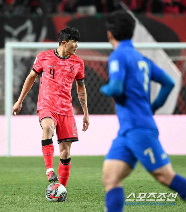 21일 서울월드컵경기장에서 열린 2026 FIFA 북중미 월드컵 2차 예선 대한민국과 태국의 경기, 김민재가 패스를 시도하고 있다. 상암=허상욱 기자wook@sportschosun.com/2024.03.21/