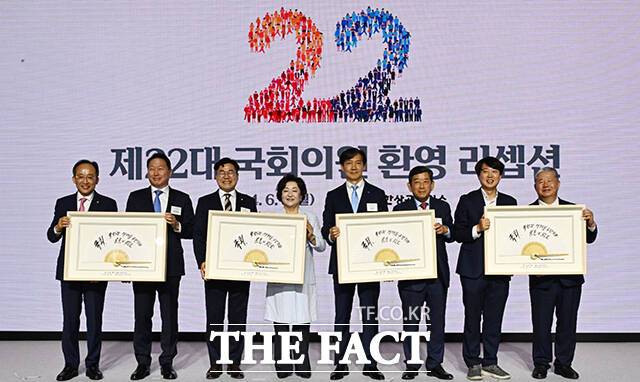 최태원 대한상공회의소 회장이 3일 서울 여의도 콘래드 서울 그랜드볼룸에서 열린 대한상공회의소 주최 '제22대 국회의원 환영 리셉션'에 참석해 주요 정당 대표자들에게 기념품을 전달하고 있다. 왼쪽부터 추경호 국민의힘 원내대표, 최 회장, 박찬대 더불어민주당 원내대표, 박윤경 대구상의 회장, 조국 조국혁신당 대표, 한상원 광주상의 회장, 이준석 개혁신당 의원, 정태희 대전상의 회장. /국회사진취재단