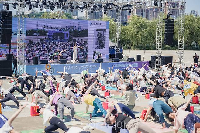 쉬엄쉬엄 한강 요가 모습.[사진=서울관광재단]