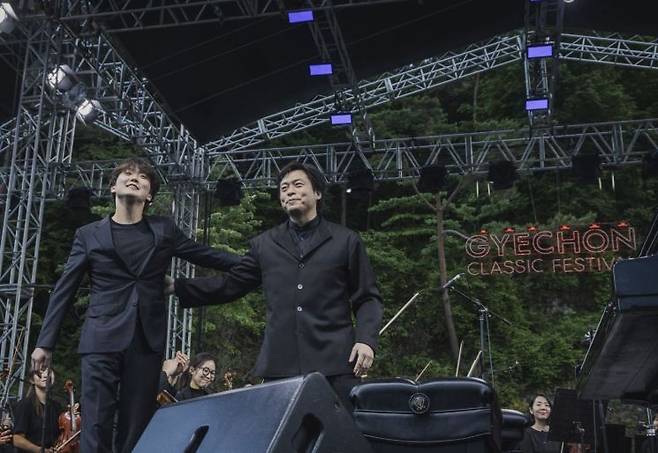 계촌 클래식 축제 무대에 오른 피아니스트 조성진(사진 왼쪽)과 지휘자 김선욱[사진=현대차 정몽구 재단]