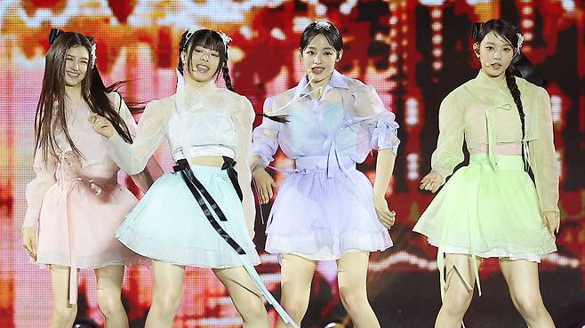 걸그룹 뉴진스가 지난 21일 오후 서울 종로구 경복궁 흥례문 광장에서 열린 무대에서 공연을 펼치고 있다. /뉴스1