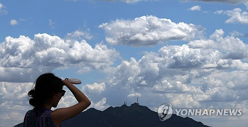 맑은 날씨를 보인 지난 5월 28일 남산에서 한 시민이 서울 시내를 바라보 있다. [연합뉴스]