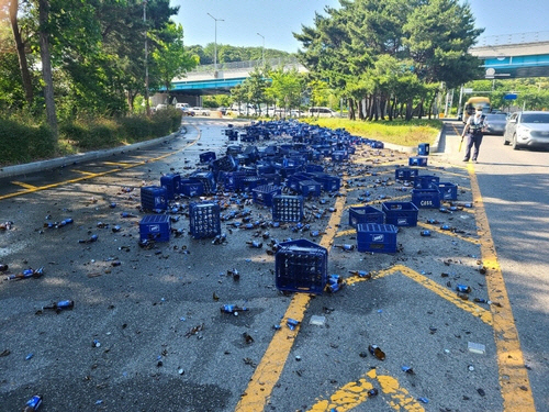 남구 선암동 도로에 쏟아진 맥주병[울산경찰청 제공]