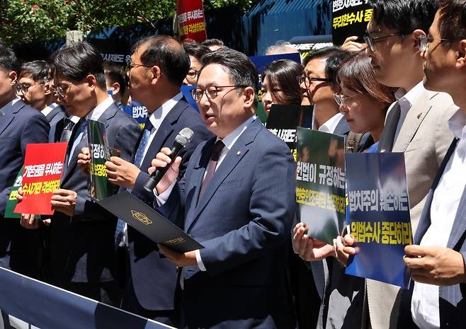 김영훈 대한변호사협회장이 3일 오전 서울 종로구 서울경찰청 앞에서 기자회견을 열고 변호인 조력권 침해 수사 즉시 중단을 촉구하고 있다./사진=뉴시스