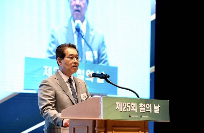 장인화 포스코그룹 회장이 3일 서울 강남구 포스코센터에서 열린 '제25회 철의 날' 행사에서 발언하고 있다. 한국철강협회 제공