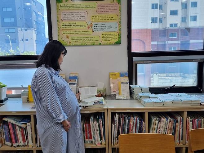 지난달 21일 부산 이주민통번역센터 ‘링크’에서 만난 베트남 이주민 풍티투. 그는 “임신하기 전까진 아파도 병원에 가지 않고 약국에서 처방받은 약을 먹으며 견뎠다”고 말했다. 고나린 기자.