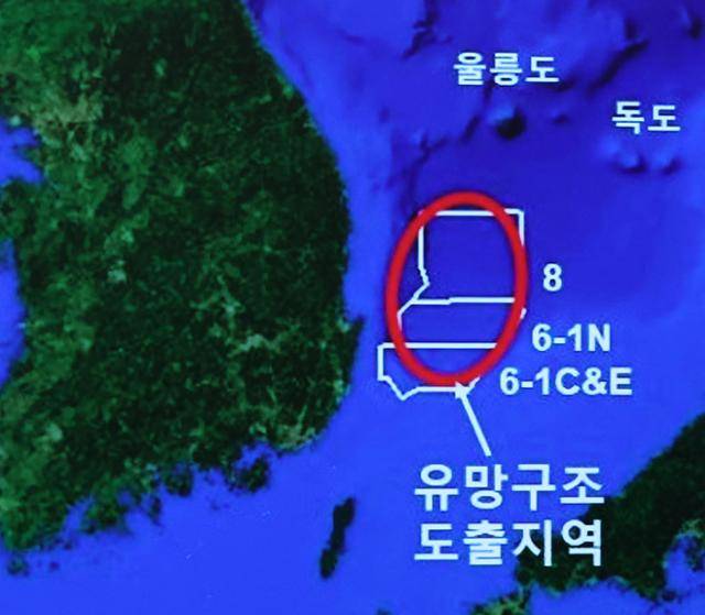 윤석열 대통령이 3일 용산 대통령실 청사에서 열린 첫 국정 브리핑에서 "포항 영일만 앞바다에서 막대한 양의 석유와 가스가 매장돼 있을 가능성이 높다는 물리탐사 결과가 나왔다"고 발표했다. 사진은 유망구조 도출지역 지도. 뉴스1