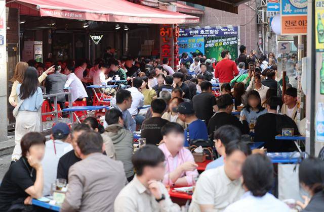 서울 을지로 노가리 골목을 찾은 시민들이 맥주를 마시며 주말을 즐기고 있다. 연합뉴스