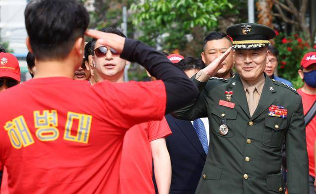 해병대 채모 상병 사망사건을 수사하다가 보직 해임된 박정훈 전 해병대 수사단장(대령)이 지난달 17일 서울 용산구 중앙군사법원에서 열린 항명 등 혐의에 관한 4차 공판에 출석하며 마중 나온 전 해병대 동료와 경례하고 있다. 뉴시스