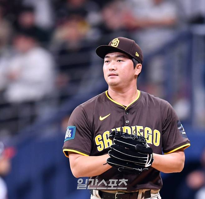 센디에이고 투수 고우석이 18일 서울 고척스카이돔에서 열린 ‘메이저리그 월드투어 서울 시리즈 2024’ 샌디에이고 파드리스와 LG 트윈스의 경기 9회말 등판하고 있다. 3점차 리드에서 등판, 이재원에게 2점 홈런을 맞았지만 1점을 지켜냈다. 고척돔=정시종 기자 /2024.03.18.