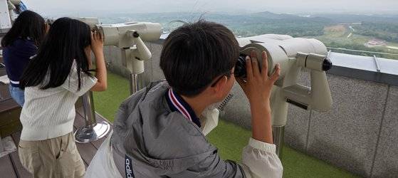 도라전망대에 방문한 소중 학생기자단이 망원경을 통해 북측 땅을 살펴보고 있다. 안개가 많은 날이라 잘 보이지 않았지만 남방한계선, 휴전선, 태극기 깃대 등을 통해 대략적인 위치를 파악할 수 있었다.