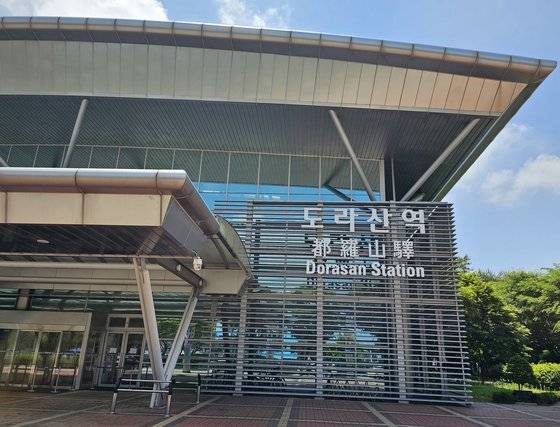남한의 최북단역인 도라산역은 마지막 역이면서 북으로 갈 수 있는 첫 번째 역이라는 상징적인 의미를 가진 곳이다.