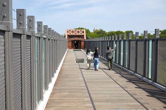 임진강 독개다리는 6·25 전쟁 때 폭격으로 파괴된 교각을 활용해 전쟁 전 철교의 형태를 재현, 과거·현재·미래 구간으로 구성된 다리를 걸으며 전쟁의 상흔과 평화의 소중함을 느낄 수 있도록 만들었다.